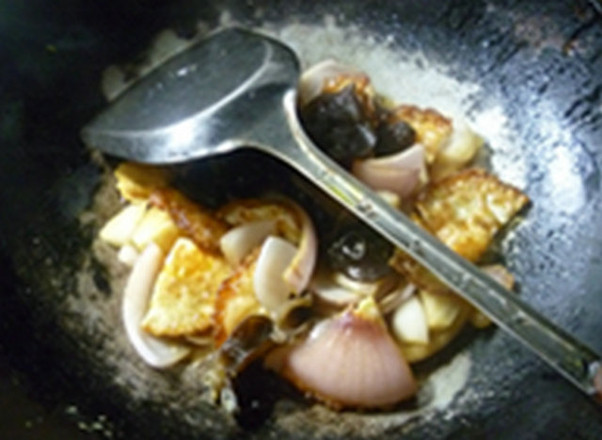 Fried Lotus Leaf Egg with Black Fungus and Onion recipe