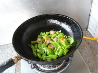 Stir-fried Fresh Scallops with Green Chili recipe