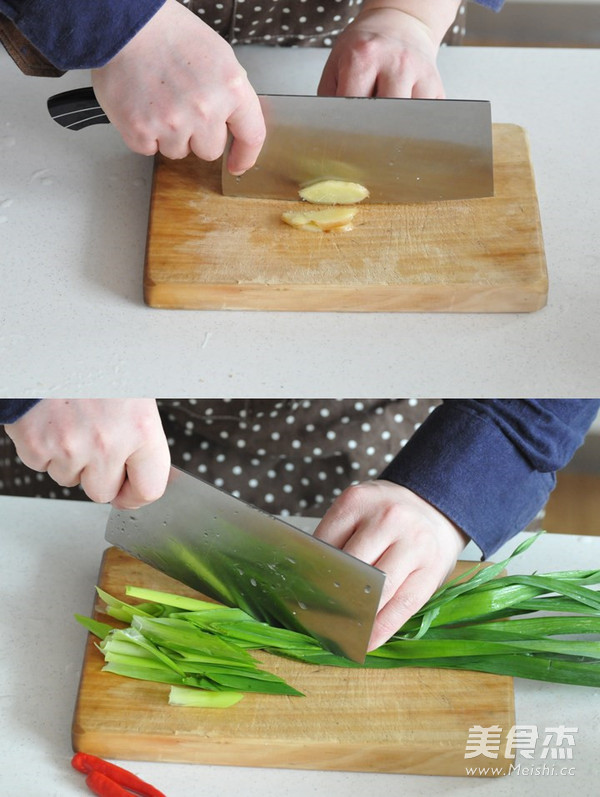 Stir-fried Pork with Garlic Sprouts recipe