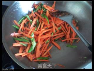 Home-style Stir-fry-green Pepper and Carrot Shreds recipe