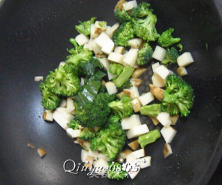 Broccoli Cheese Ejiao Soup recipe