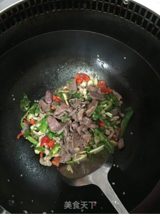 Stir-fried Pork Liver with Double Peppers recipe