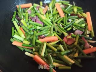 Stir-fried Bacon with Garlic Moss recipe