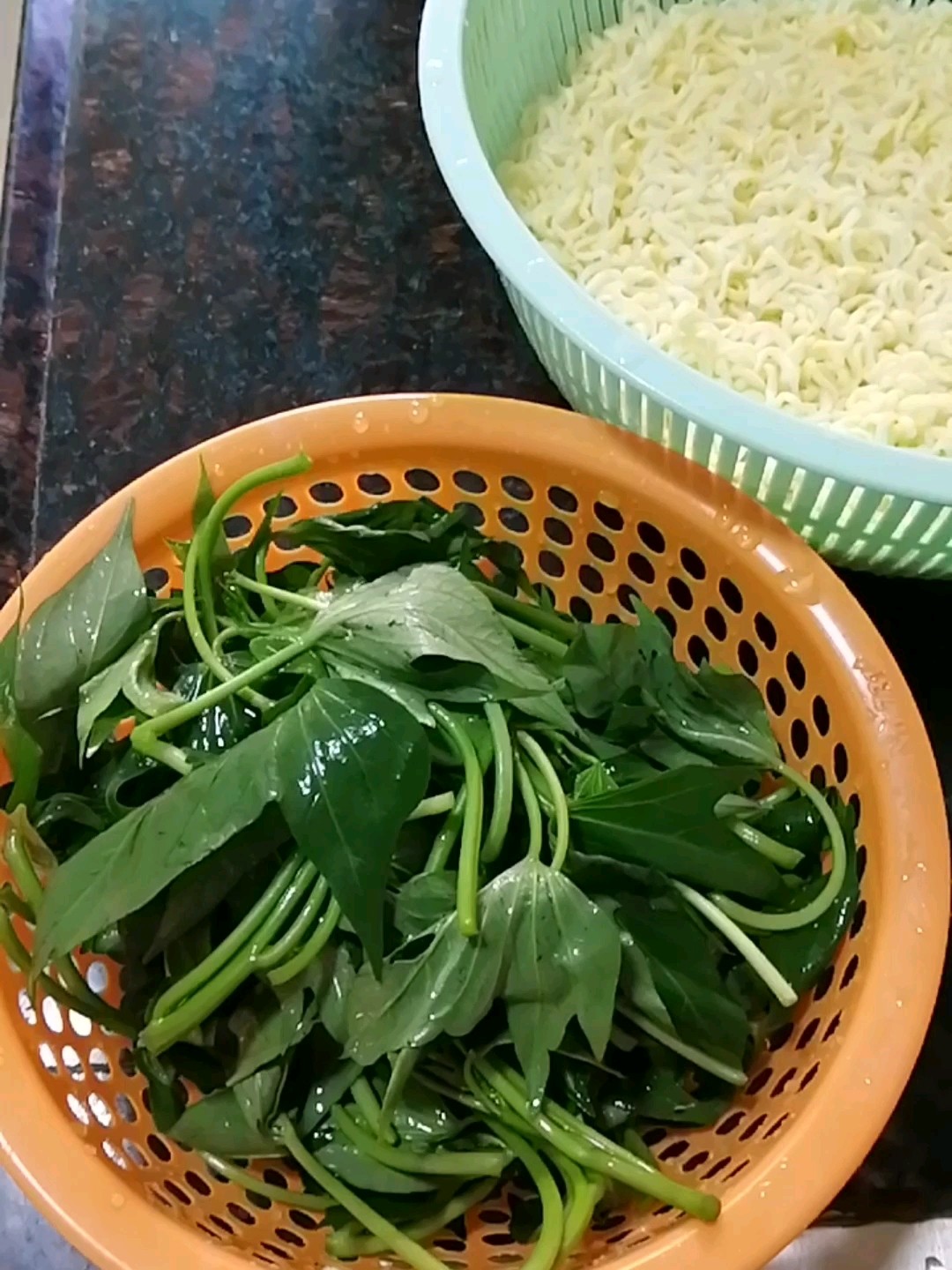 Fried Noodles with Sweet Potato Leaves recipe