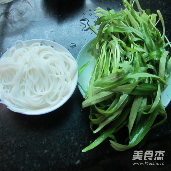 Stir-fried Noodles with Water Spinach recipe