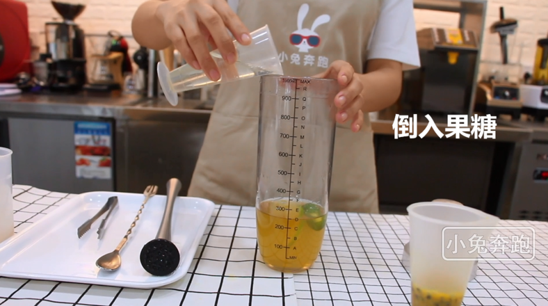 How to Make A Full Cup of Passion Fruit in Hi Tea-the Rabbit Running Milk Tea Teaches recipe