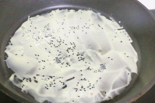 Sesame Egg Roll Baby Food Supplement, Egg + Milk + Cooked Black Sesame recipe