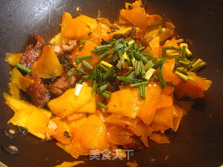 Stir-fried Pumpkin with Basil Pork Neck recipe