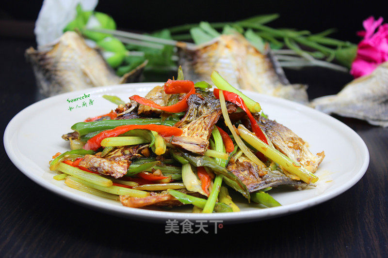 Stir-fried Dried Preserved Fish with Colored Pepper recipe