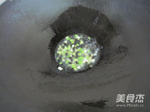 Stir-fried Poached Egg with Double Pepper recipe