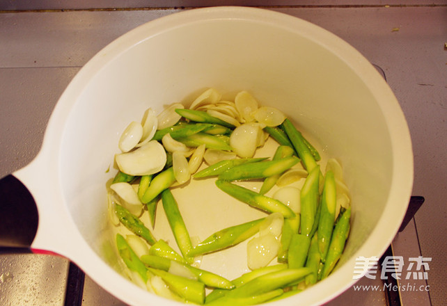 A Good Partner for Summer Dinners, Fried Lilies with Shrimps and Asparagus recipe