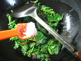 Stir-fried Water Spinach with Clove Fish recipe