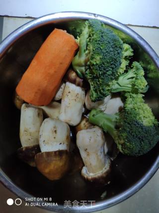 Stir-fried Broccoli with Agaricus and Carrots recipe