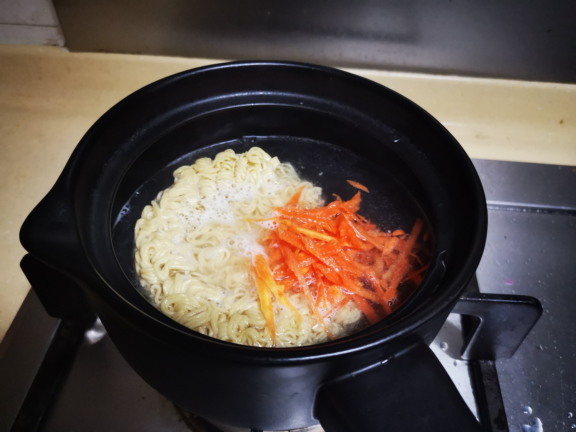 Instant Noodles with Lettuce and Carrot recipe