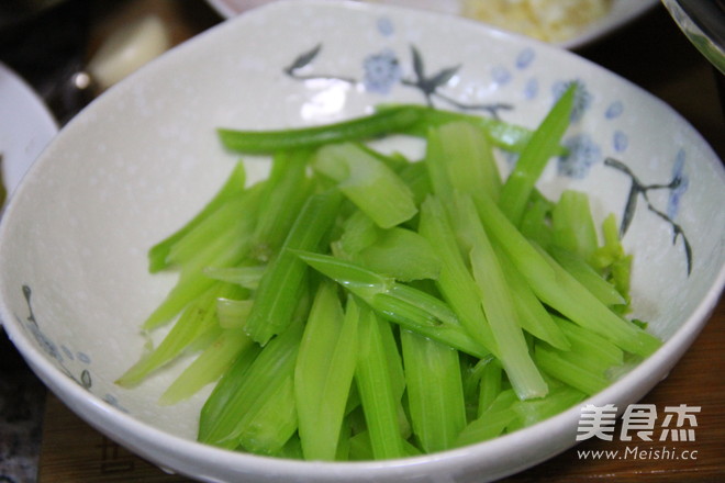 Celery Mixed with Yuba recipe