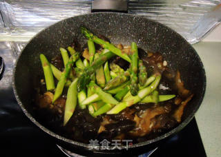 Braised Asparagus with Sea Cucumber and Fungus recipe