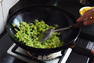 Scrambled Eggs with Dendrobium Flowers recipe