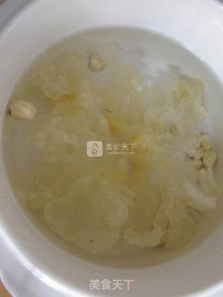 White Fungus and Lotus Seed Soup recipe