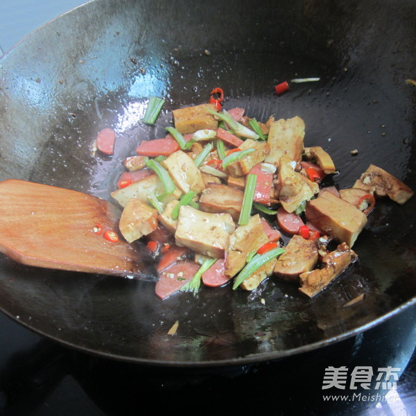 Grilled Sausage with Spiced Dried Celery recipe