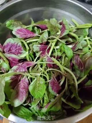 Stir-fried Red Amaranth with Garlic recipe