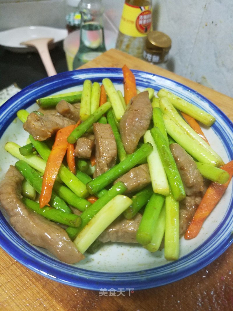 Stir-fried Beef Tenderloin with Garlic Stalks recipe