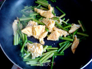 Scrambled Eggs with Garlic Stalks recipe