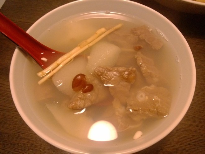 Pig's Lung, Grass Root, Snow Pear, Southern and Northern Apricot Soup recipe