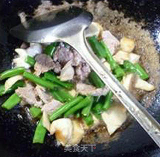 Stir-fried Plum Beans with Lean Pork and Bailing Mushroom recipe