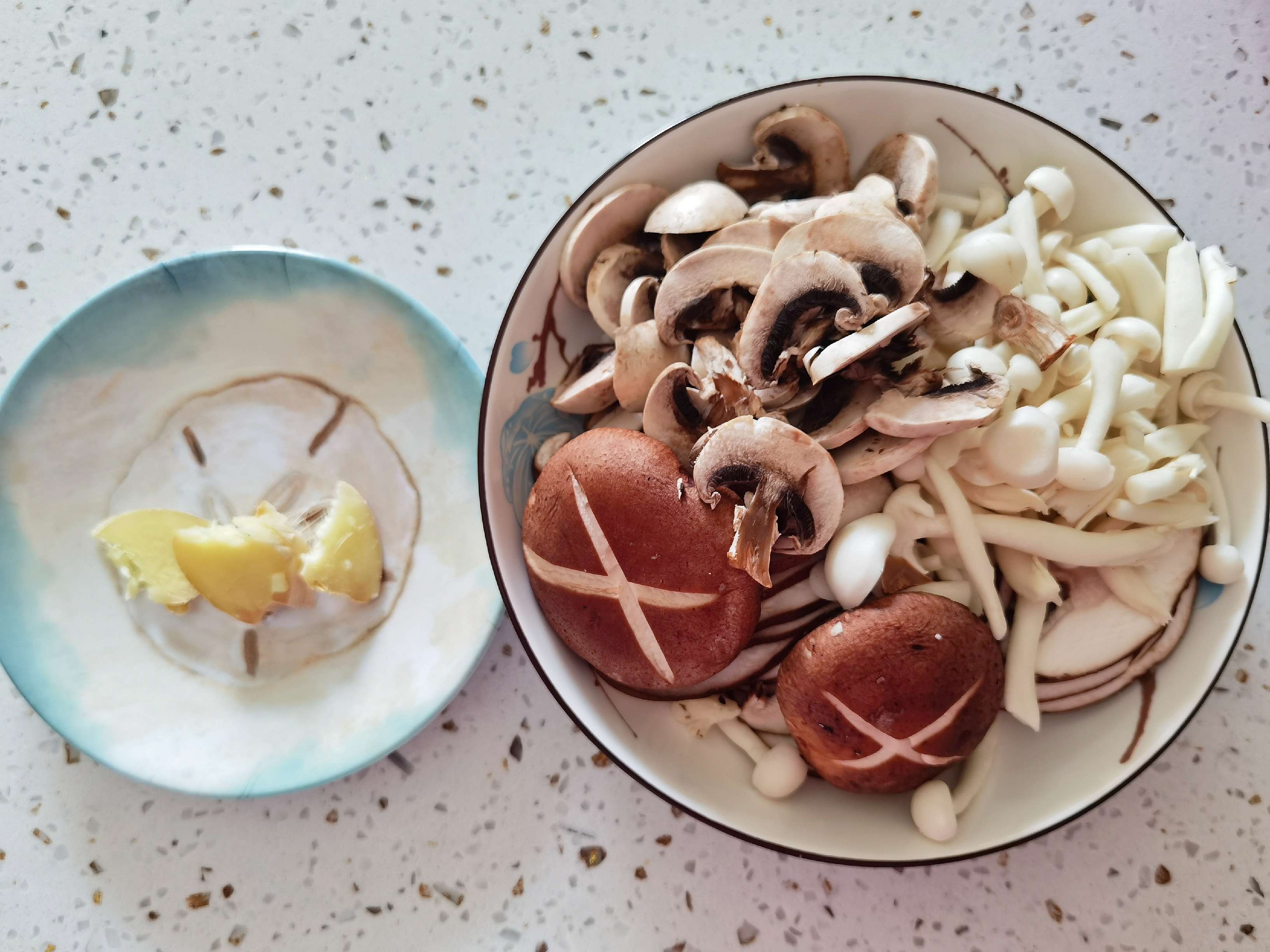 Three Kinds of Mushrooms are Simmered in A Pot of Soup for 8 Minutes, Which Can be Enjoyed in All Seasons. recipe