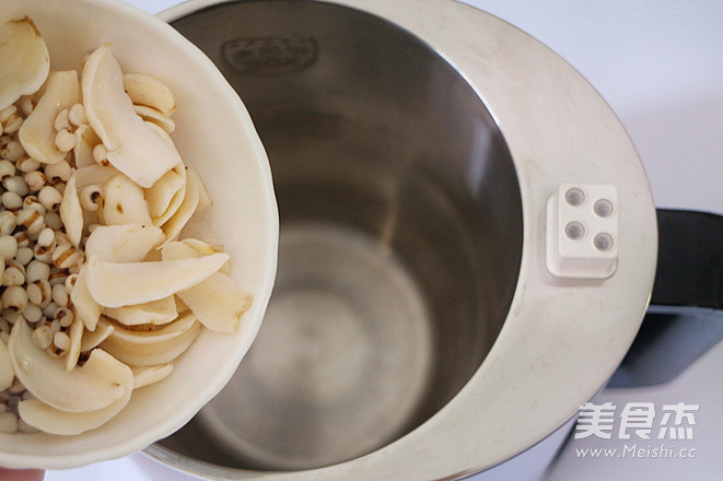 White Fungus, Lily and Barley Soup recipe