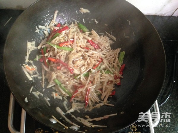 Stir-fried Shredded Taro with Green and Red Pepper recipe