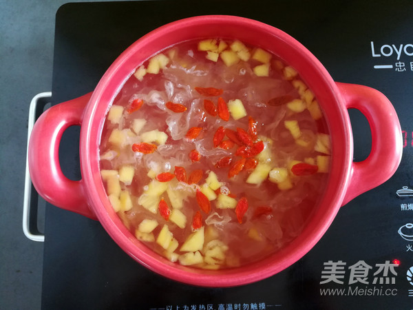 Pineapple and Tremella Soup recipe