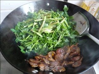 Stir-fried Sausage with Wild Celery recipe