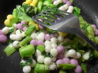 Stir-fried Three-color Rice Cake with Vegetable Core recipe