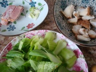 A Bowl of Noodles with Enough Nutrition-fried Noodles with Mushrooms and Bacon recipe