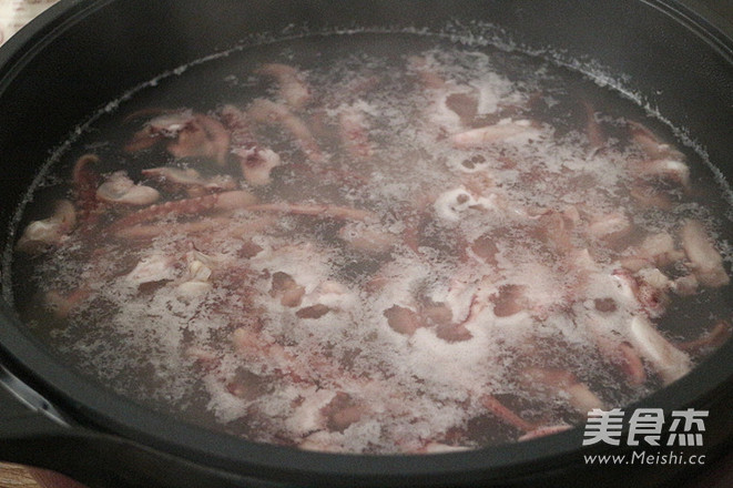 Stir-fried Squid with Garlic Sprouts recipe