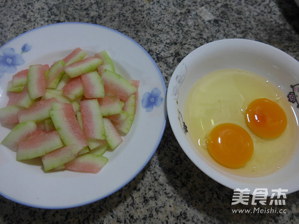 Scrambled Eggs with Watermelon Peel recipe