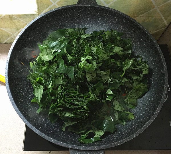 Stir-fried Sweet Potato Leaves with Lard Residue recipe