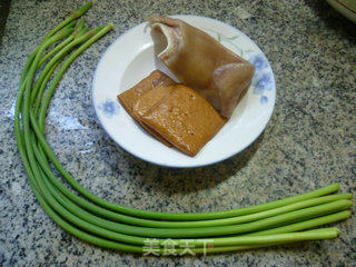 Garlic Scallion Fragrant Dried Pork Ears recipe