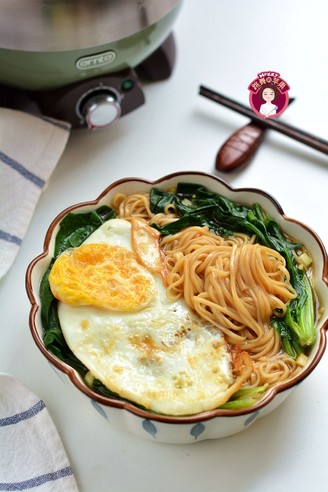 Fried Egg Spinach Noodle Soup