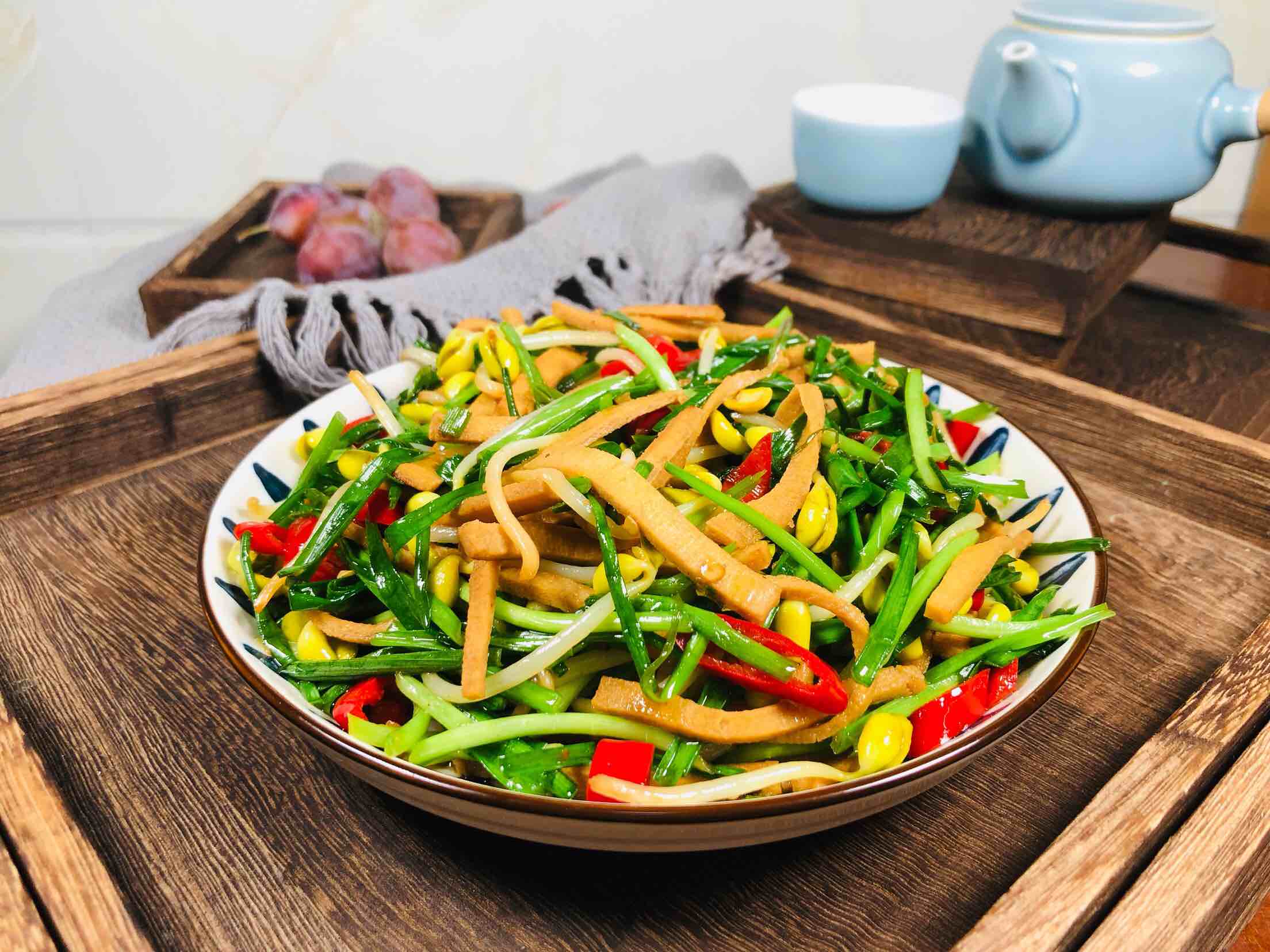 Stir-fried Dried Seeds with Chives and Bean Sprouts recipe