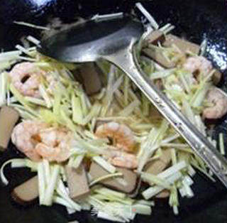 Scrambled Eggs with Shrimp and Leek Sprouts recipe