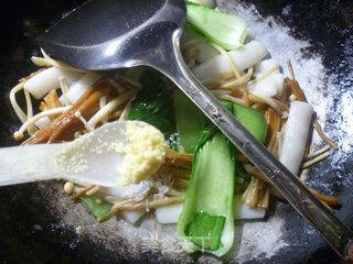 Stir-fried Rice Cake with Green Vegetable and Enoki Mushroom recipe