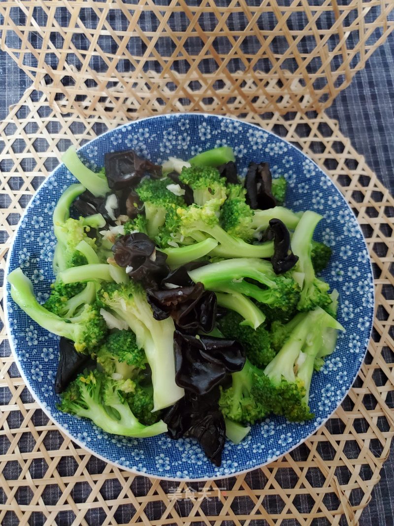Stir-fried Black Fungus with Broccoli recipe