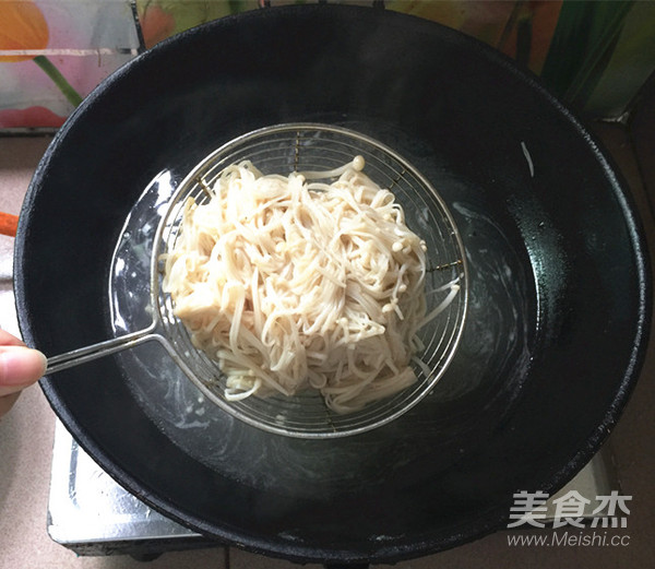 Enoki Mushroom Stir with Black Fungus recipe