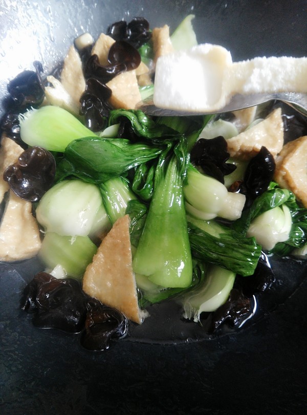 Shanghai Green Fungus Braised Tofu with Oil recipe