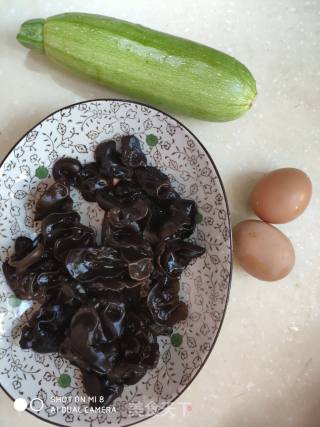 Scrambled Eggs with Squash and Fungus recipe