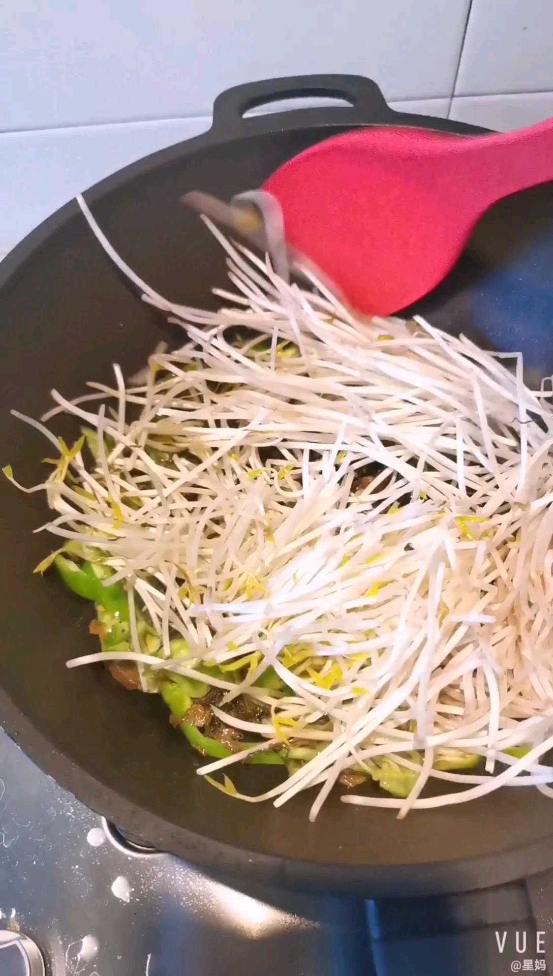 Stir-fried Bean Sprouts with Pickles recipe