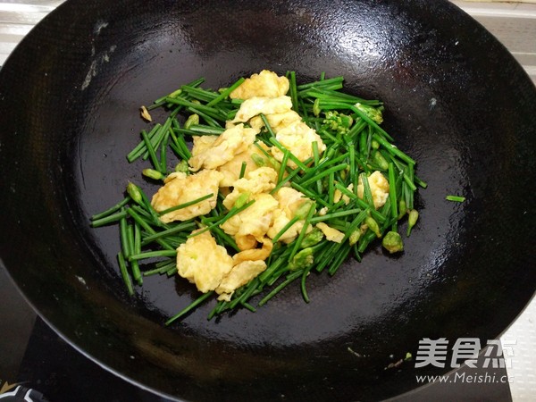 Scrambled Eggs with Chive Moss recipe