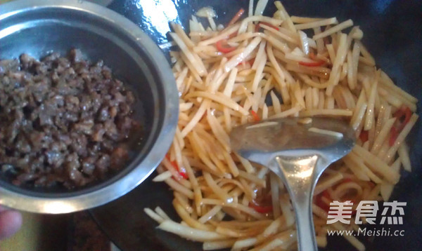 Stir-fried Cold Potato Shreds with Minced Beef recipe